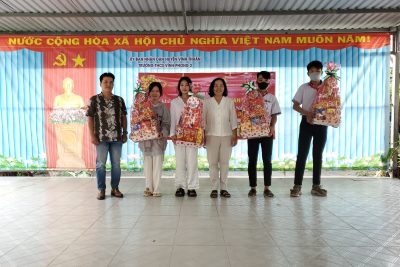 Trao tặng quà Tết cho các em Học sinh Khó khăn